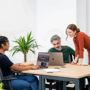 Pros and cons of coworking spaces for freelancers